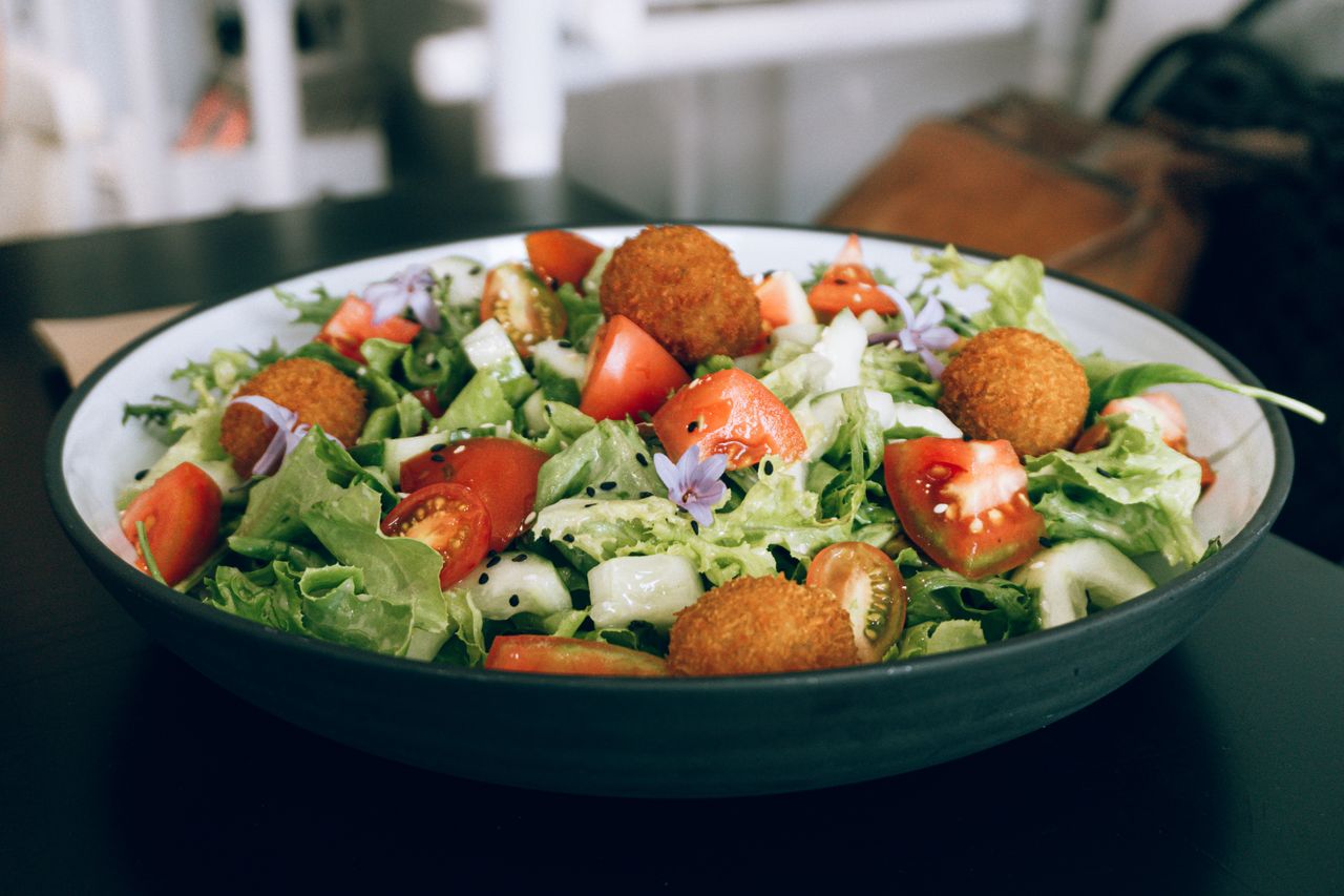 Mastering the First Impression: Your intriguing post title goes here Tasty salad with crispy falafel, fresh veggies, and tomatoes for a healthy meal.